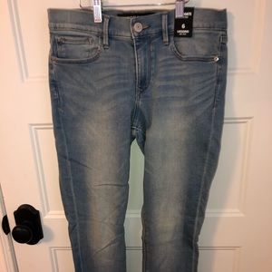 NEW!! Express Jeans, mid-rise legging, size 6.
